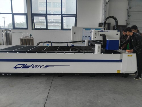 鄭州市河南鑫馬不銹鋼制品有限公司的不銹鋼激光切割加工車(chē)間